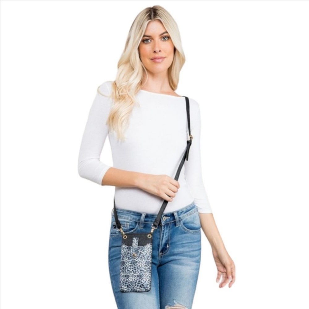 ⚡LAST ONE⚡Black Leopard Print Essentials Crossbody - Picture 4 of 6